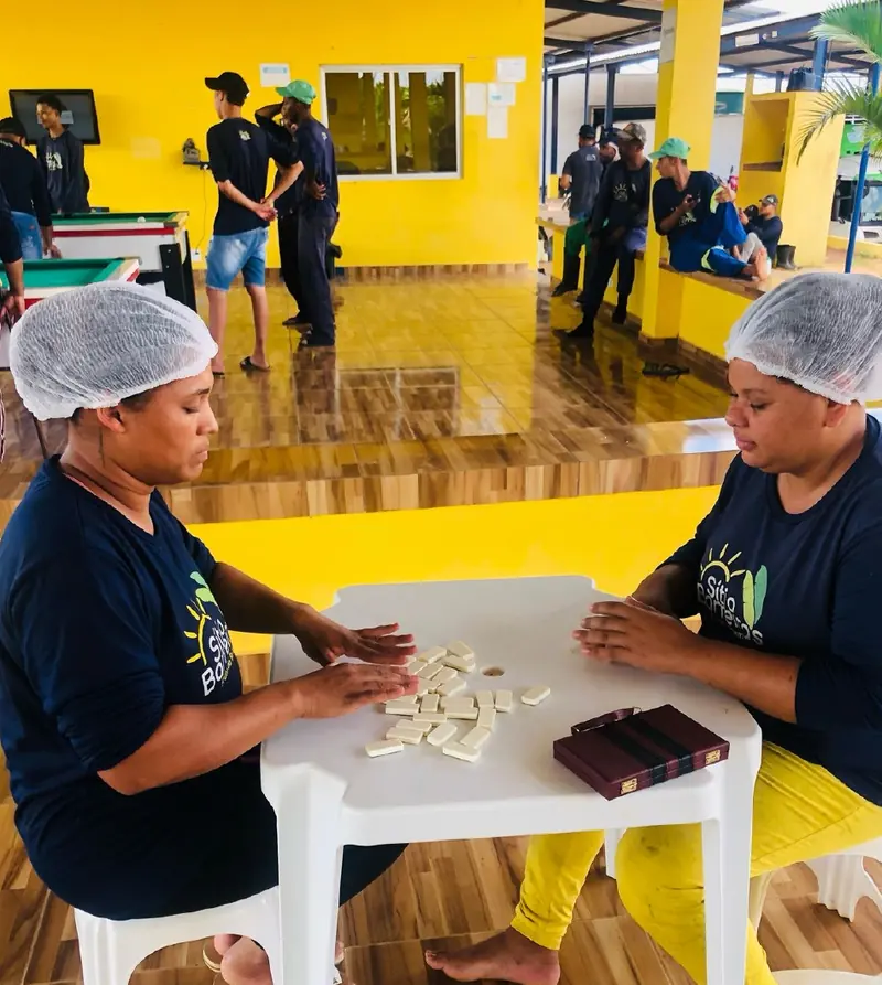 Colaboradoras em espaço de convivência