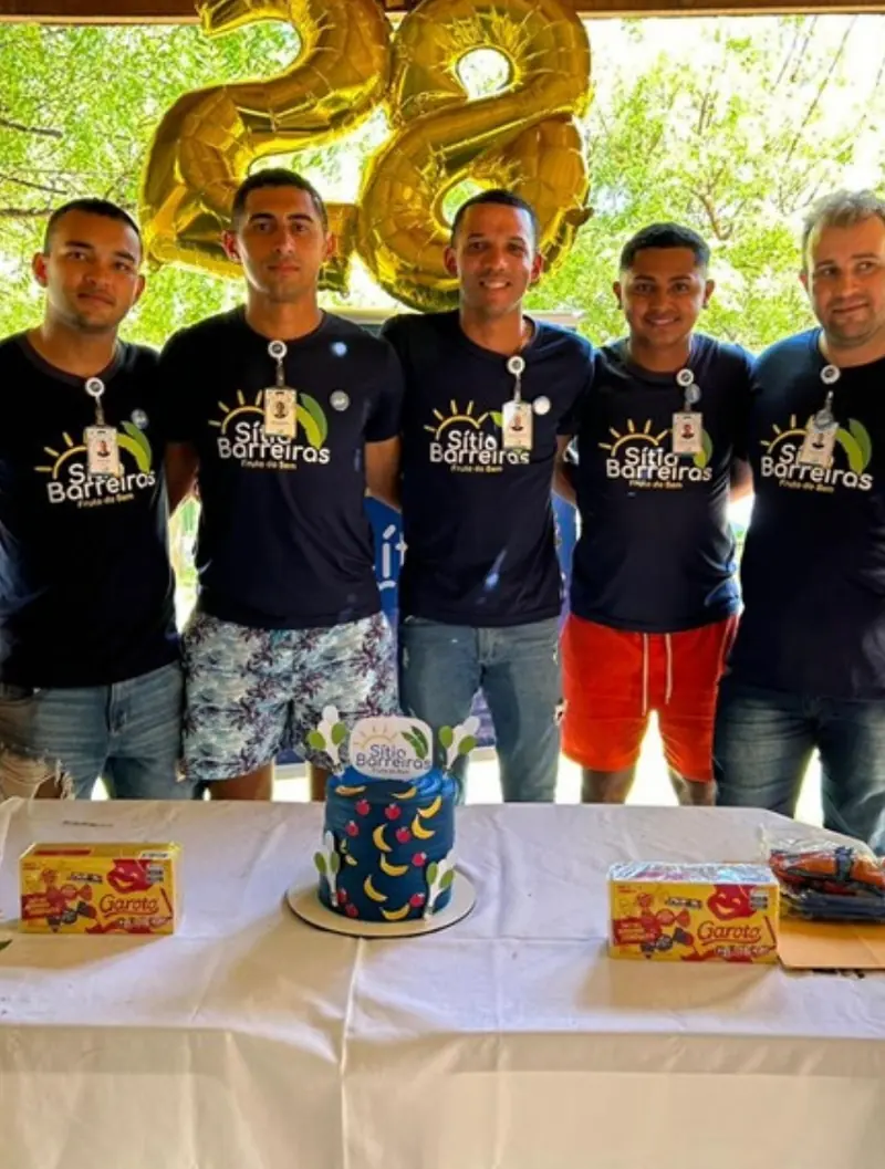 Colaboradores comemorando os aniversariantes do mês