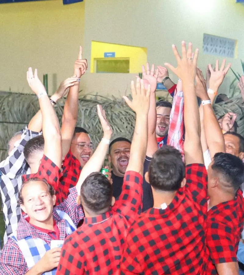 Colaboradores celebrando em evento