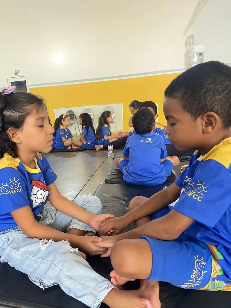 Crianças em atividade de projeto social